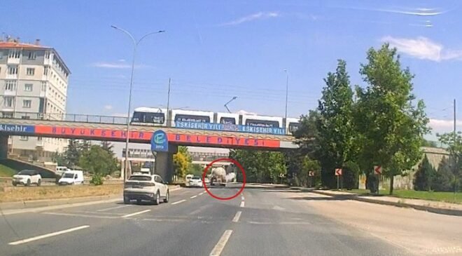 Eskişehir’de tankerin lastiğinin bomba gibi patladığı anlar kamerada