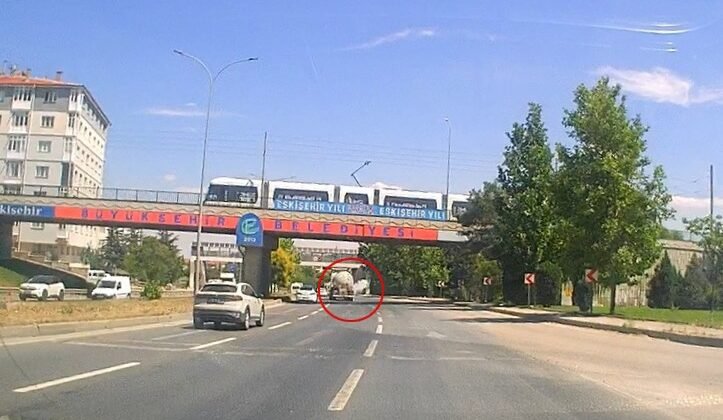 Eskişehir’de tankerin lastiğinin bomba gibi patladığı anlar kamerada