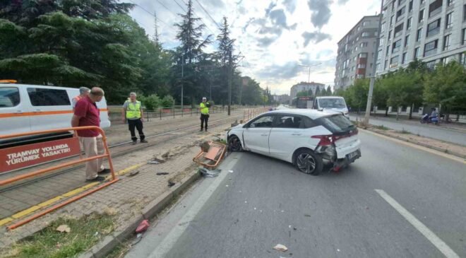 Eskişehir’de trafik kazası: Anne ve 4 yaşındaki kızı yaralandı