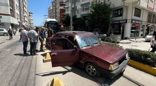 Eskişehir’de trafik kazası sebebiyle tramvay seferleri aksadı