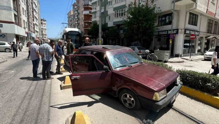 Eskişehir’de trafik kazası sebebiyle tramvay seferleri aksadı