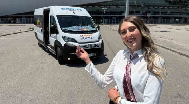 Eskişehir’de üniversite mezunu kadın servis şoförü ‘olmaz’ diyenlere inat direksiyon sallıyor