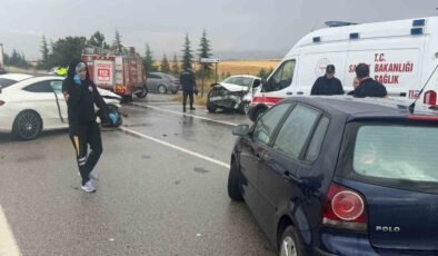 Eskişehir’de yağmur sonrası 3 aracın karıştığı trafik kazası, 2’si ağır 6 yaralı