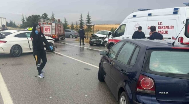 Eskişehir’de yağmur sonrası 3 aracın karıştığı trafik kazası, 2’si ağır 6 yaralı