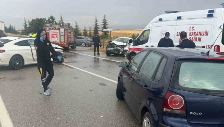 Eskişehir’de yağmur sonrası 3 aracın karıştığı trafik kazası, 2’si ağır 6 yaralı