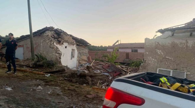 Eskişehir’de yangından dönen itfaiye aracı eve çarptı: 3 itfaiye eri yaralı