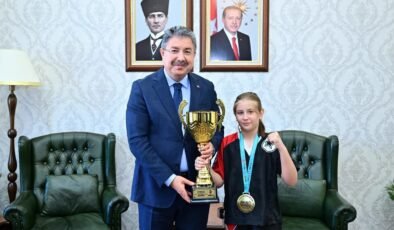 Eskişehir’in gururu Asel Özdalgın, Vali Erdinç Yılmaz’ı ziyaret etti