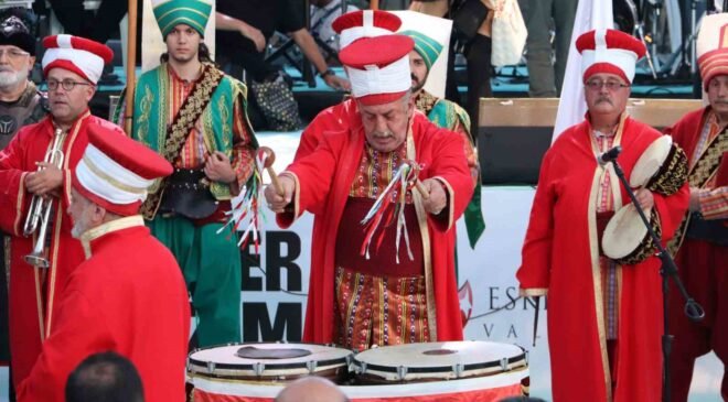 Eskişehirliler 15 Temmuz için tek yürek oldu, meydanda adım atacak yer kalmadı