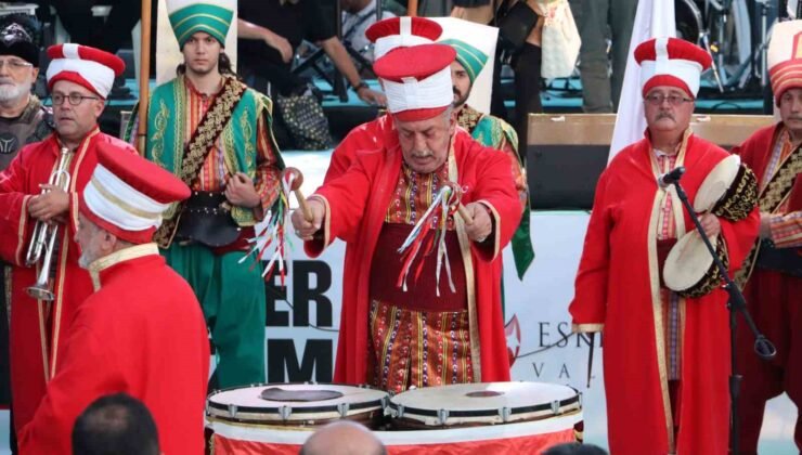Eskişehirliler 15 Temmuz için tek yürek oldu, meydanda adım atacak yer kalmadı