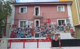Evinin dış cephesini Kütahya’ya özgü çini tabaklarla kapladı