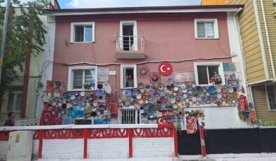 Evinin dış cephesini Kütahya’ya özgü çini tabaklarla kapladı