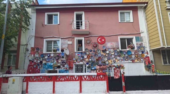 Evinin dış cephesini Kütahya’ya özgü çini tabaklarla kapladı