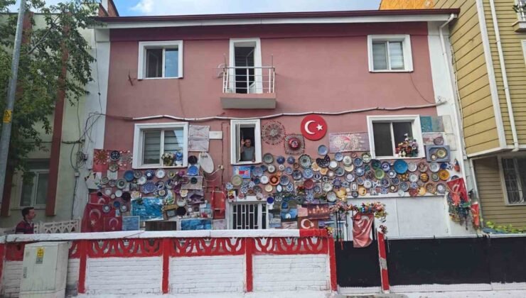Evinin dış cephesini Kütahya’ya özgü çini tabaklarla kapladı