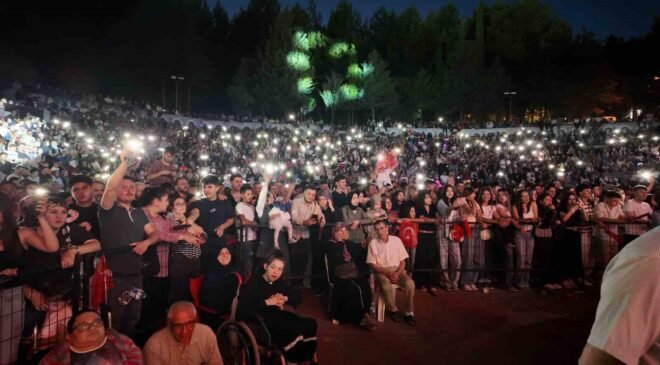 Gediz Tarhana Festivalinde Cengiz Kurtoğlu coşkusu