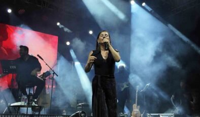 Gediz Tarhana Festivalinde Merve Özbey hem şarkılarıyla hem de cömertliği ile gönülleri fethetti