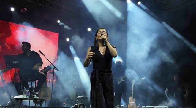 Gediz Tarhana Festivalinde Merve Özbey hem şarkılarıyla hem de cömertliği ile gönülleri fethetti