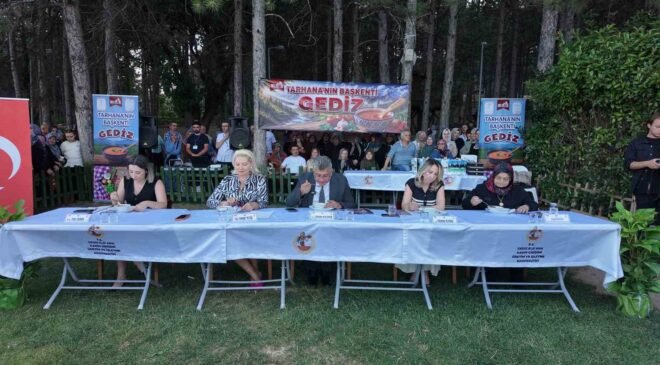 Gediz’de tarhana yarışmasında gelenek ve lezzet yarıştı