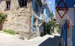 Günün fotoğrafı Afyonkarahisar’dan: Araçların çarptığı eve reflektörlü önlem