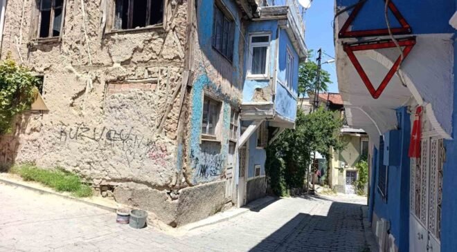 Günün fotoğrafı Afyonkarahisar’dan: Araçların çarptığı eve reflektörlü önlem