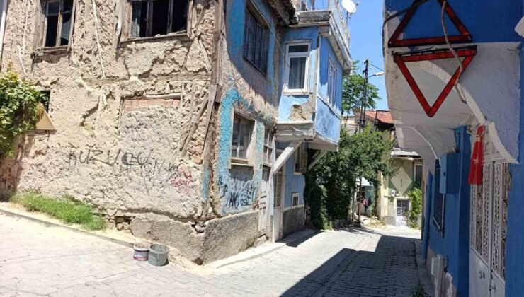 Günün fotoğrafı Afyonkarahisar’dan: Araçların çarptığı eve reflektörlü önlem