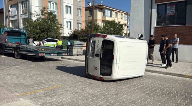 İki hafif ticari araç çarpıştı: 3 kişi yaralandı