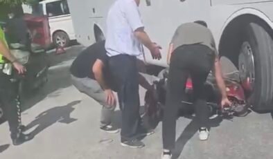 İşçi servisi ile çarpışan motosikletli yaralandı