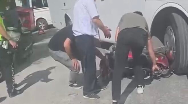 İşçi servisi ile çarpışan motosikletli yaralandı