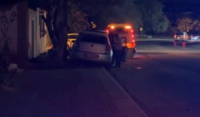 Kadın sürücü gaz ile frenin yerini karıştırdı, otomobil kaldırıma çıkıp ağaca çarptı