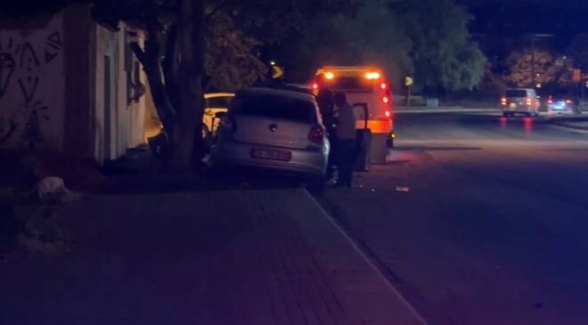 Kadın sürücü gaz ile frenin yerini karıştırdı, otomobil kaldırıma çıkıp ağaca çarptı
