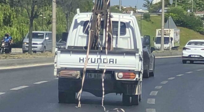 Kamyondan sarkan şeritler trafiği tehlikeye attı