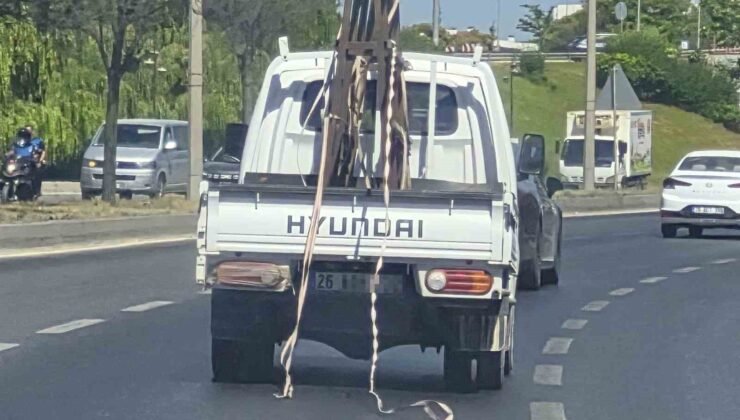 Kamyondan sarkan şeritler trafiği tehlikeye attı