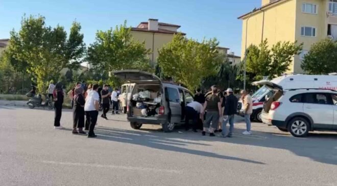 Kavşakta kamyonet ile hafif ticari araç çarpıştı: 1’i ağır 3 yaralı