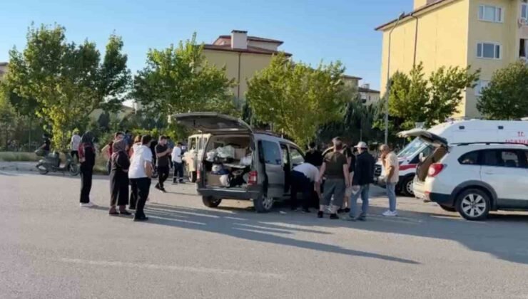 Kavşakta kamyonet ile hafif ticari araç çarpıştı: 1’i ağır 3 yaralı