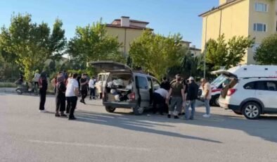 Kavşakta kamyonet ile hafif ticari araç çarpıştı: 1’i ağır 3 yaralı