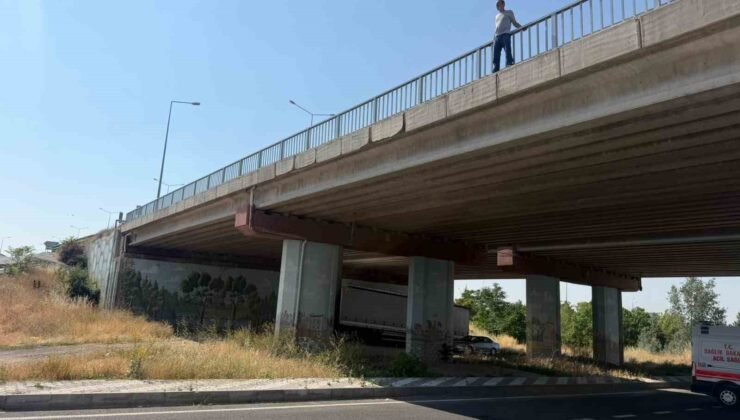 Kavşakteki üst geçit korkuluklarına çıkan şahıs sebebi ile Eskişehir- Afyonkarahisar yolu trafiğe kapandı
