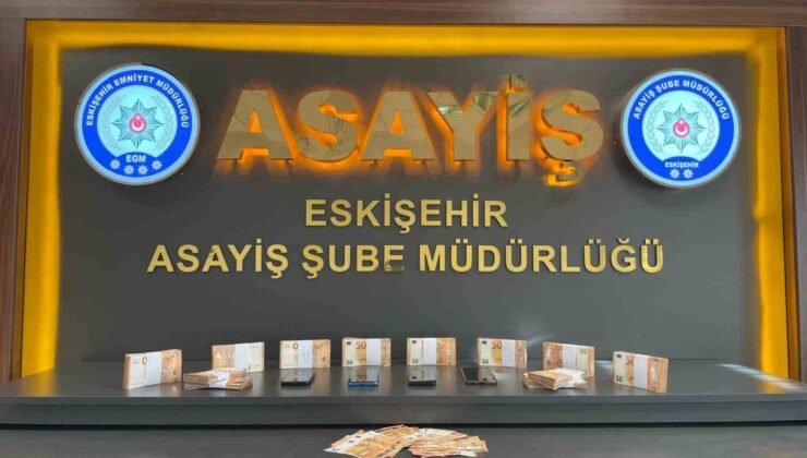 Kendisini polis olarak tanıtan 2 dolandırıcı yakalandı