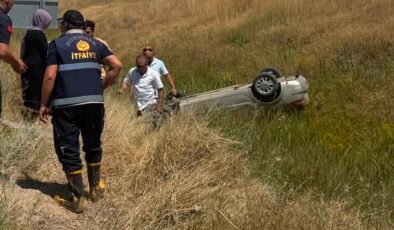 Konya-Eskişehir yolunda otomobil şarampole devrildi: 2 yaralı