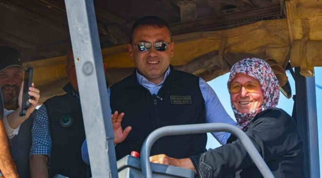 Köyünün sıcak asfaltını 73 yaşındaki Emine teyze döktü