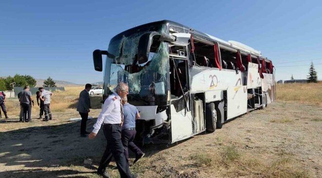 Kütahya-Afyonkarahisar kara yolunda yolcu otobüsü devrildi: 31 yaralı