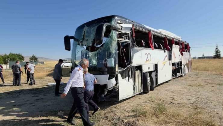 Kütahya-Afyonkarahisar kara yolunda yolcu otobüsü devrildi: 31 yaralı