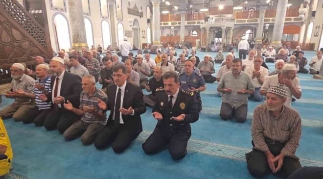 Kütahya Ulu Camii’nde 15 Temmuz şehitleri için 2 bin 530 hatmin duası yapıldı