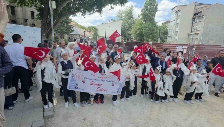Kütahya’da 27 çocuk için vakıf geleneğiyle sünnet şöleni düzenlendi