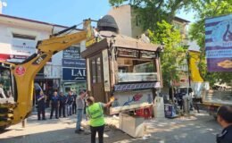 Kütahya’da büfe krizi: Esnaf kendini çatıya zincirledi, polis ve zabıta eşliğinde büfeler kaldırıldı