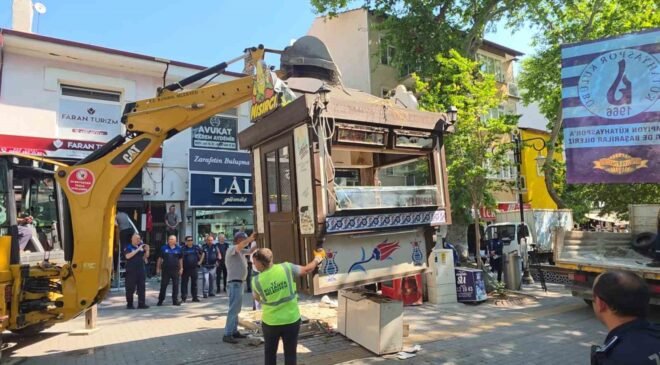 Kütahya’da büfe krizi: Esnaf kendini çatıya zincirledi, polis ve zabıta eşliğinde büfeler kaldırıldı