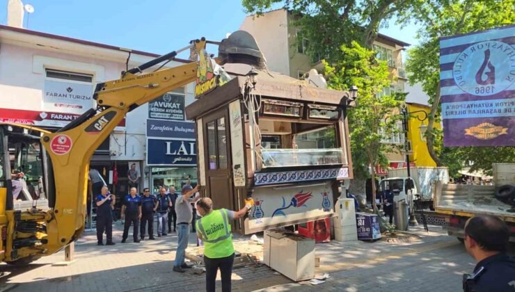 Kütahya’da büfe krizi: Esnaf kendini çatıya zincirledi, polis ve zabıta eşliğinde büfeler kaldırıldı