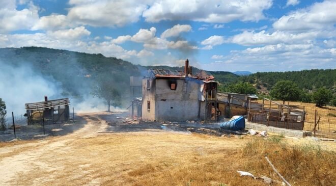 Kütahya’da ev yangını ormana sıçradı, 3 hektar alan zarar gördü