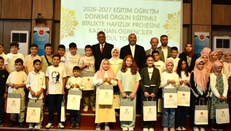 Kütahya’da hafızlık projesini kazanan öğrenciler ödüllendirildi