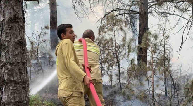 Kütahya’da ormanlık alanda çıkan yangın helikopter desteği ile söndürüldü
