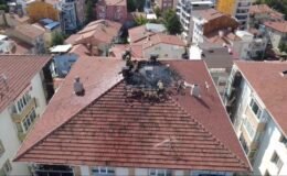 Kütahya’da yıldırım düşen çatıda yangın çıktı