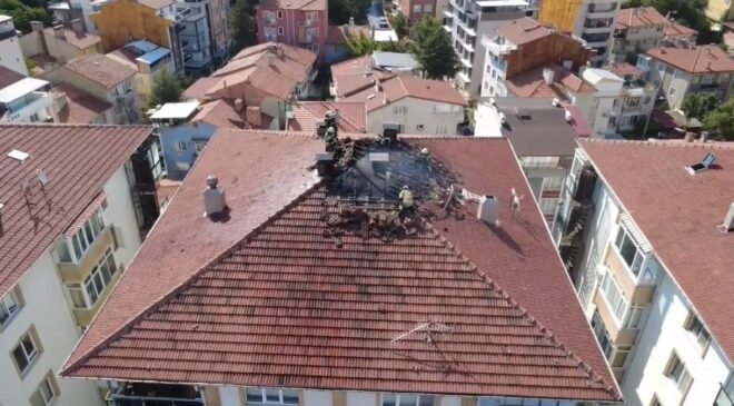 Kütahya’da yıldırım düşen çatıda yangın çıktı